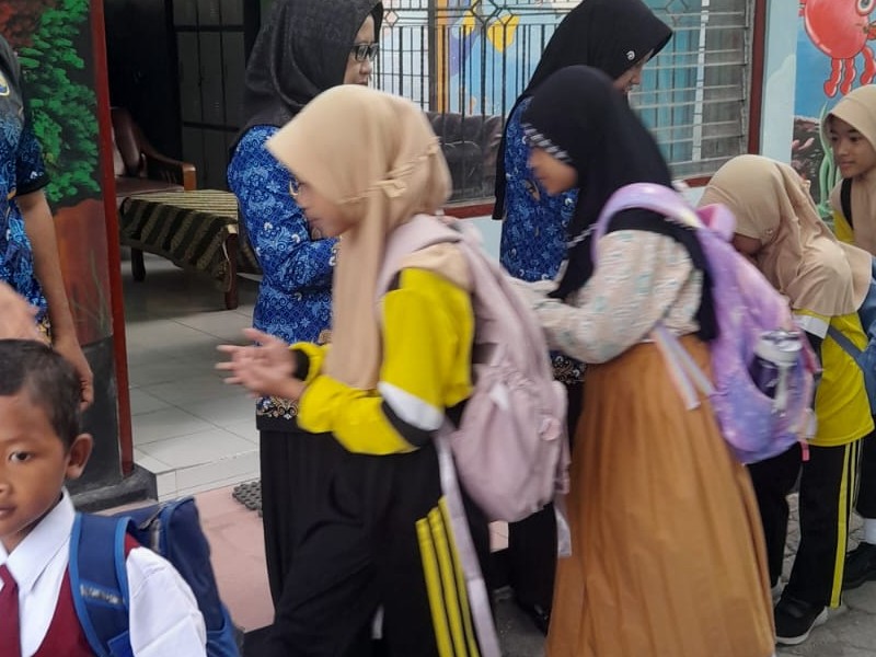 Budaya 5S di sekolah mengacu pada pembiasaan Senyum, Salam, Sapa, Sopan, dan Santu