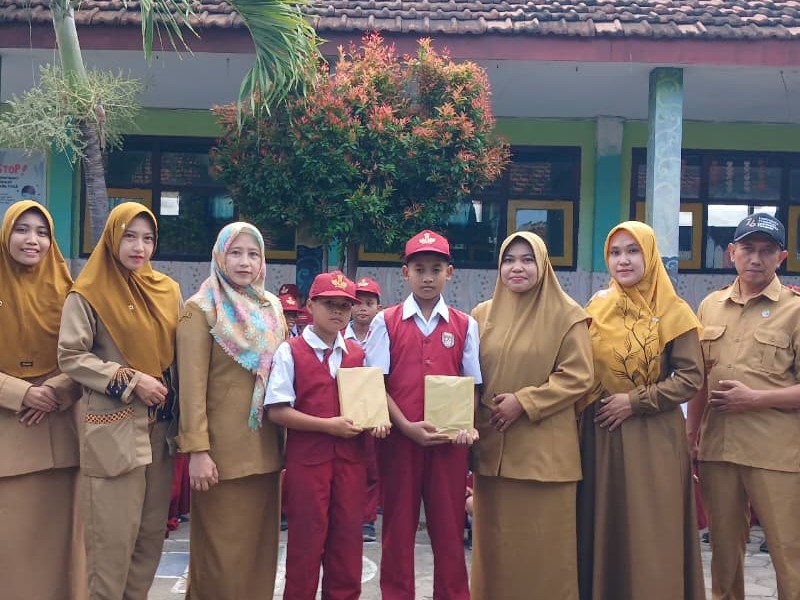 Pemberian Hadiah Murid Prestasi